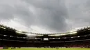 Penampakan awan gelap menggelayut di atas langit Stadion Utama Gelora Bung Karno (SUGBK), Jakarta, Kamis (29/12/2022) saat pertandingan Timnas Indonesia melawan Thailand pada laga Piala AFF 2022. (Bola.com/M Iqbal Ichsan)