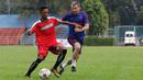 Denis Irwin (kanan) saat berebut bola dengan pemain Dream team A pada acara United Way Coaching Clinic You C 1000 di Stadion Soemantri Brojonegoro, Jakarta, Sabtu (7/5/2016). (Bola.com/Nicklas Hanoatubun)