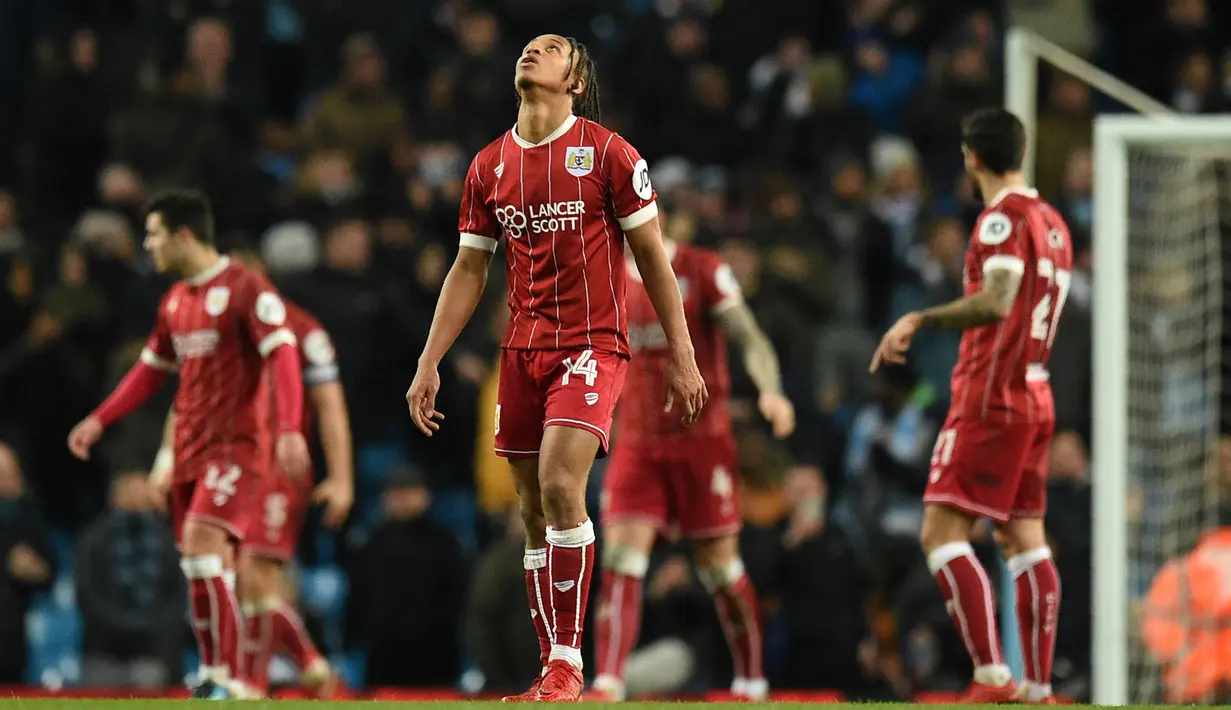 Striker Bristol City, Bobby Reid, tampak kecewa usai dikalahkan Manchester City pada leg pertama semifinal Piala Liga Inggris di Stadion Etihad, Selasa (9/1/2018). Manchester City menang 2-1 atas Bristol City. (AFP/Oli Scarff)