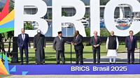 Presiden Prabowo Subianto menghadiri Konferensi Tingkat Tinggi (KTT) BRICS 2025 yang digelar di Museum of Modern Art (MAM), Rio de Janeiro, Brasil, Minggu (6/7/2025). Prabowo turut serta dalam sesi foto bersama seluruh pemimpin negara dan para delegasi yang hadir. (Foto: Muchlis Jr - Biro Pers Sekretariat Presiden)