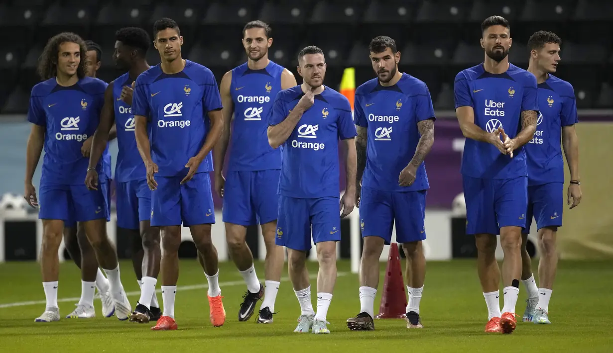 <p>Para pemain tim Prancis tiba untuk sesi latihan di stadion Jassim Bin Hamad di Doha, Qatar, Kamis, 24 November 2022. Prancis akan bermain di Piala Dunia melawan Denmark pada 26 November. (AP Photo/Christophe Ena)</p>