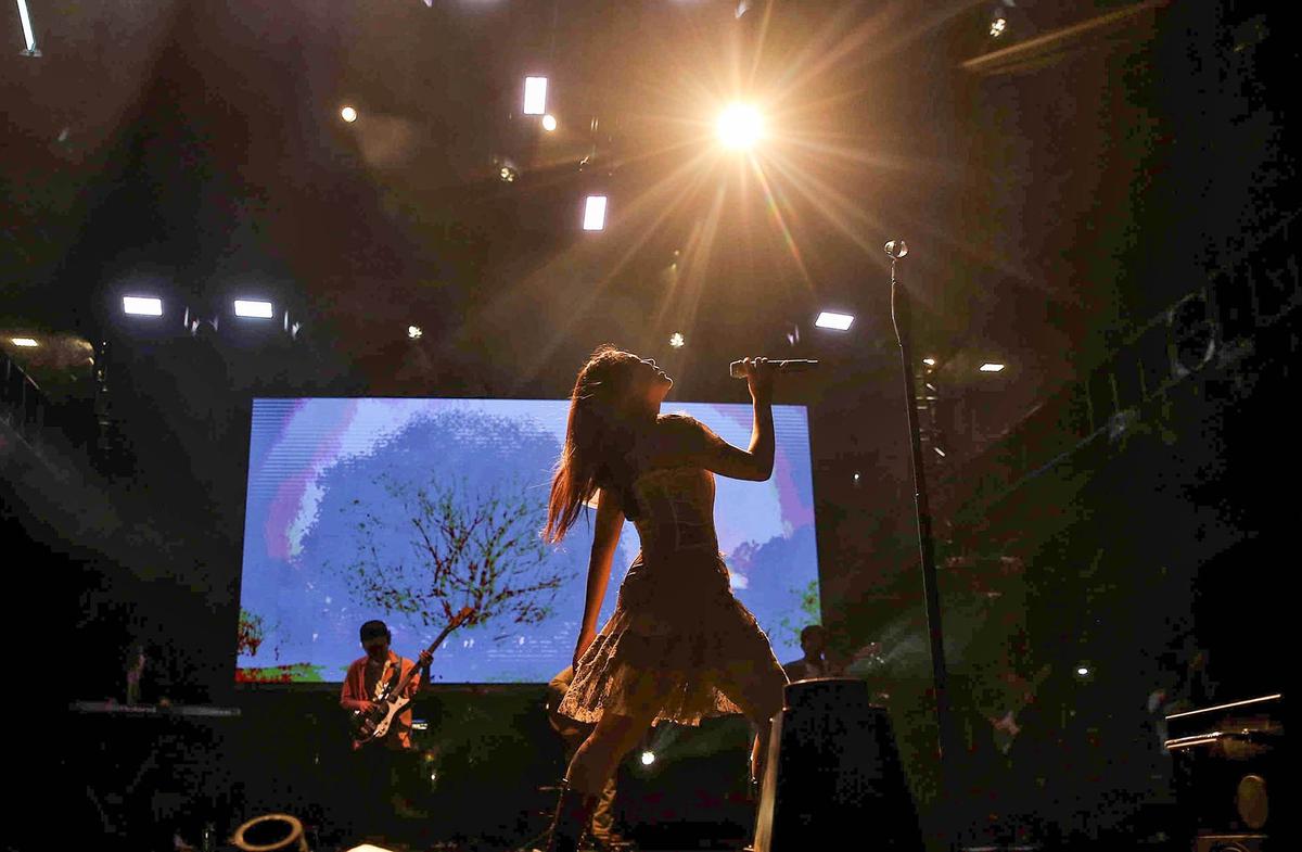 FOTO: Aksi Panggung Nadin Amizah Memukau Pengunjung KapanLagi Buka Bareng BRI Festival 2025