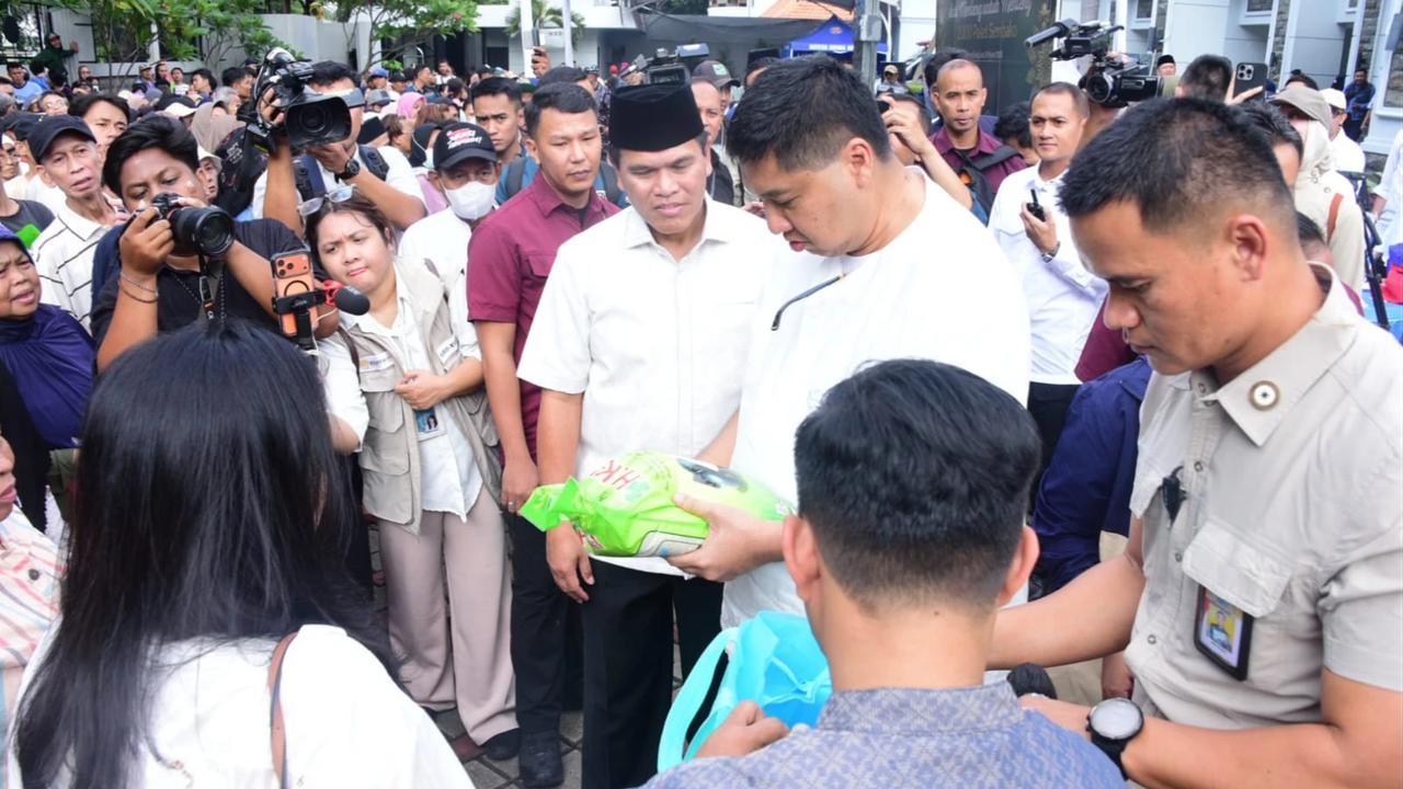 FOTO: TNI AL Salurkan Bantuan Sembako untuk Warga Menteng Tenggulun
