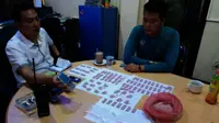 Ratusan pil ekstasi dan serbuk prekusor yang disita dari tiga pria asal Pekanbaru, Riau. (Liputan6.com/M Syukur)