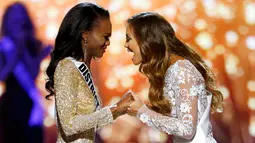 Miss District of Columbia, Deshauna Barber (kiri) dan Miss Hawai Chelsea Hardin usai pengumuman Miss USA 2016 di Las Vegas, (5/6). Miss USA 2016 membuat sejarah baru dengan memilih wanita kulit hitam dengan latar belakang yang unik. (REUTERS/Steve Marcus)
