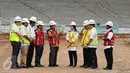 Wakil Presiden, Jusuf Kalla (tengah) saat meninjau proyek renovasi Stadion Gelora Bung Karno, Jakarta, Minggu (26/3). Peninjauan ini terkait persiapan pelaksanaan Asian Games 2018. (Liputan6.com/Helmi Fithriansyah)