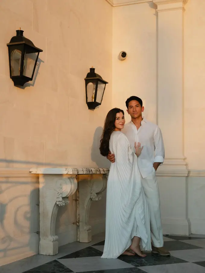 Gaya Kompak Serba Putih Pangeran Brunei Abdul Mateen & Anisha Rosnah, Rayakan Tahun Baru 2026 dengan Maternity Photoshoot Terbaru