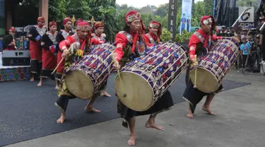 Pertunjukan alat musik tradisional Lombok, Gendang Beleq membuka Seri Konser Situs Budaya Iwan Fals dan Band di Panggung Kita, Depok, Sabtu (3/3). Konser Situs Budaya ini mengangkat budaya dari NTB Kerajaan Lombok dan Bima. (Liputan6.com/Arya Manggala)