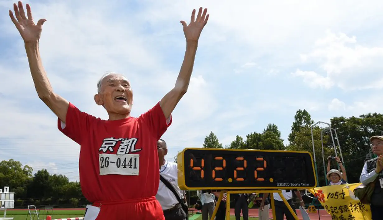 Reaksi Hidekichi Miyazaki (105)setelah berhasil mencetak rekor lari 100 meter di Kyoto, Jepang, 23 September 2015. Kakek asal Jepang ini berhasil mencatatkan waktu 42,22 detik dan tercatat oleh Guinness World Records.(AFP PHOTO/Toru Yamanaka)