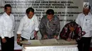 Menkominfo Rudiantara, Ketua Bawaslu Abhan Misbah dan Ketua KPU Arief Budiman menandatangani nota kesepakatan tentang Internet Bebas Hoax dalam Pilkada 2018 di Kantor Bawaslu, Jakarta, Rabu (31/1). (Liputan6.com/Johan Tallo)
