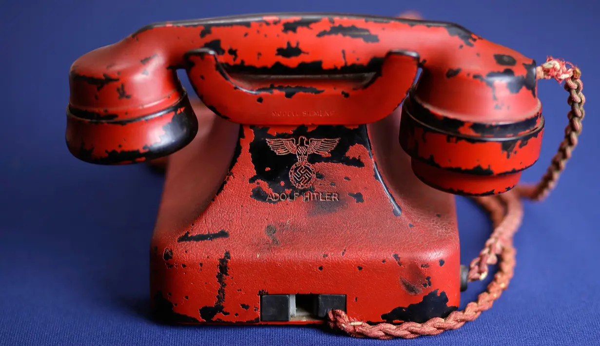 Di badan pesawat telepon kuno ini dicetak lambang Partai Nazi dan nama Adolf Hitler, Maryland, 17 Februari 2017. Telepon berwarna merah itu ditemukan pasukan Uni Soviet saat menyerbut bunker Adolf Hitler di Berlin pada 1945. (AP Photo/Patrick Semansky)