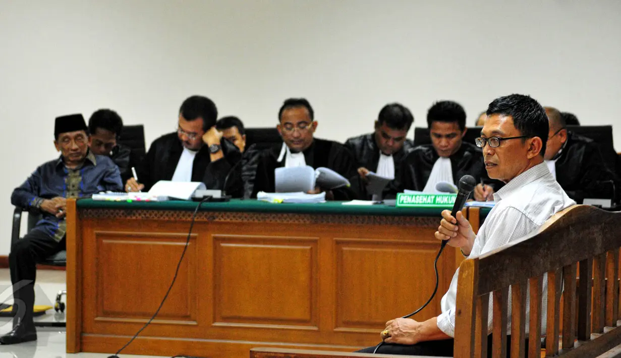 Direktur PT Windika Cahaya Persada Abdur Rouf beri kesaksian di sidang lanjutan dengan terdakwa Fuad Amin di Pengadilan Tipikor, Jakarta, Senin (1/6/2015). Rouf mengaku menjadi perantara penerimaan uang suap untuk Fuad Amin (Liputan6.com/Yoppy Renato) 