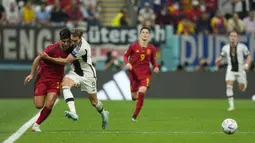 Pemain Timnas Spanyol, Marco Asensio (kiri) berebut bola dengan pemain Jerman, Leon Goretzka dalam pertandingan Grup E Piala Dunia 2022 yang berlangsung di Al Bayt Stadium, Qatar, Senin (28/11/2022). (AP Photo/Julio Cortez)