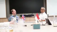Wakil Duta Besar Inggris untuk Indonesia dan Timor-Leste, Matthew Downing (Kiri) dan Wali Kota Bandung, Muhammad Farhan (kanan), di Bandung, 16 Mei 2025. (Dok. Pemkot Bandung)