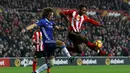 Pemain Chelsea, David Luiz, berusaha menghadang pemain Sunderland, Jermain Defoe, dalam laga pekan ke-16 Premier League 2016-2017 di Stadium of Lights, Rabu (14/12/2016) waktu setempat. (Action Images via Reuters/Lee Smith)