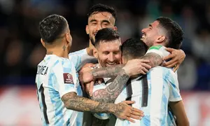 Lionel Messi menyumbangkan satu gol saat Timnas Argentina menang 3-1 atas Venezuela pada laga ke-17 kualifikasi Piala Dunia 2022 zona CONMEBOL di Estadio Alberto J. Armando, Sabtu (26/3/2022) pagi WIB. (AP Photo/Natacha Pisarenko)