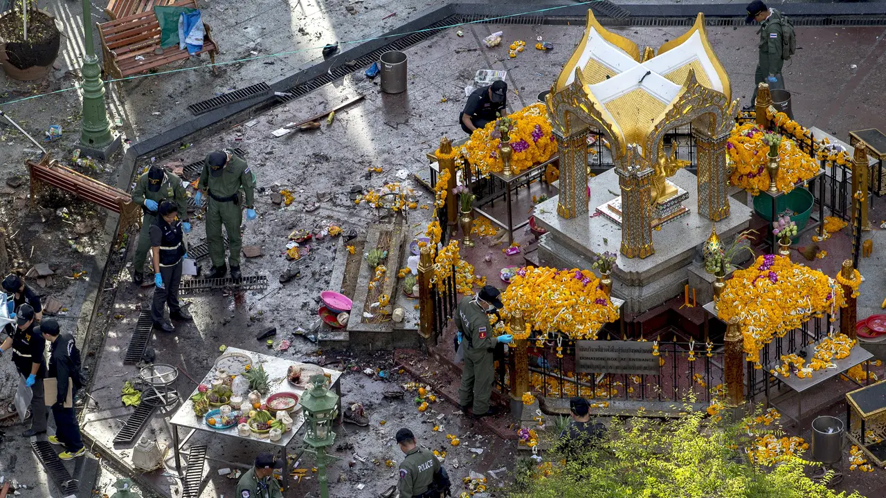 20150817-Foto-foto Mengerikan Ledakan Bom di Kuil Bangkok