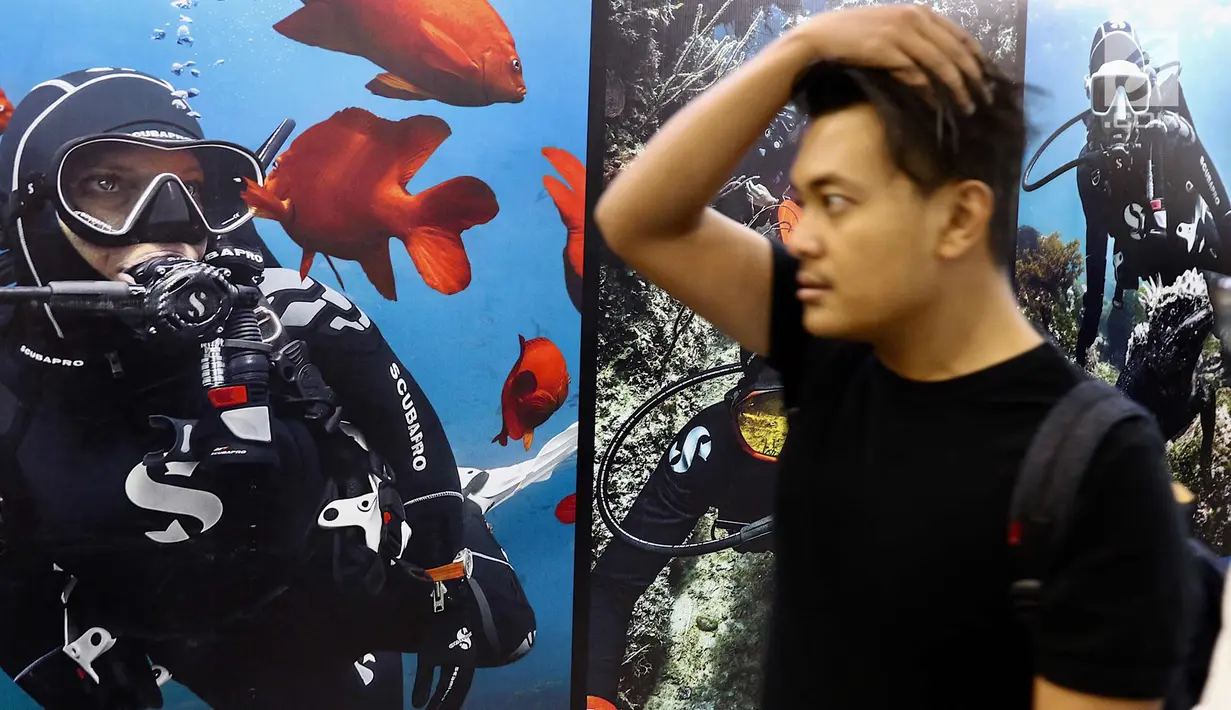 Pengunjung melihat produk yang ditawarkan di pameran bertajuk Deep & Extreme Indonesia 2018, Jakarta, Jumat (9/3). Pameran tersebut diramaikan oleh lebih dari 160 booth aneka tema terkait olahraga air dan wisata ekstrem. (Liputan6.com/Immanuel Antonius)