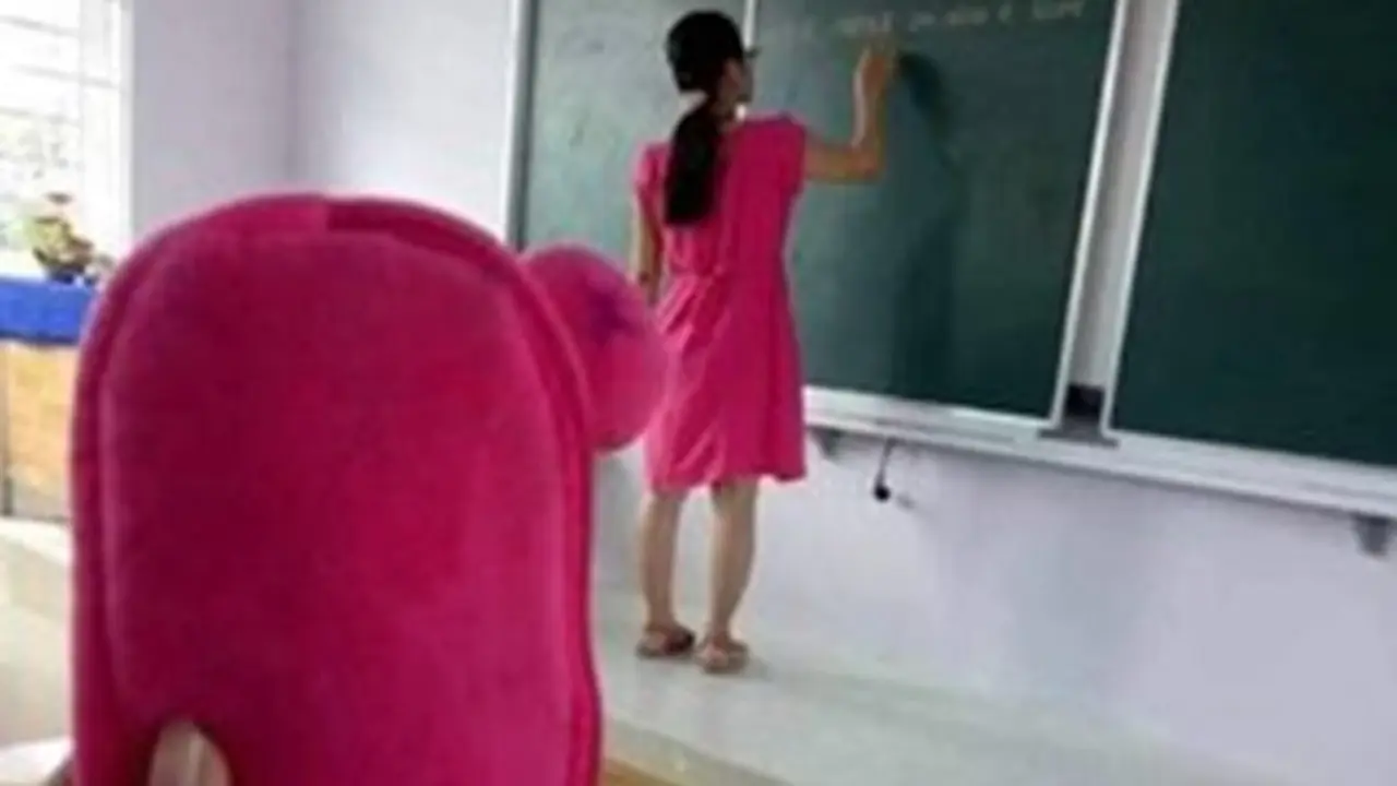 Siswa Ini Tunjukkan Pakaian Gurunya Mirip Alat Tulis, 6 Fotonya Kocak Banget