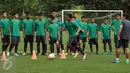 Bakal pemain Timnas Indonesia U-16 bersiap melakukan latihan seleksi di Lapangan NYTC, Sawangan, Depok, Senin (27/3). 55 pemain mengikuti latihan seleksi masuk Timnas Indonesia U-16 hingga 30 Maret mendatang. (Liputan6.com/Helmi Fithriansyah)