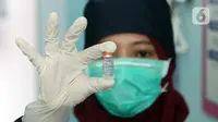 Vaksinator menunjukkan vaksin COVID-19 sebelum disuntikkan ke tenaga kesehatan yang bertugas di Puskesmas Jurang Mangu, Tangerang Selatan, Jumat (15/1/2021). Program vaksinasi COVID-19 tahap pertama kepada tenaga kesehatan mulai dilakukan di berbagai daerah di Indonesia. (Liputan6.com/Angga Yuniar)