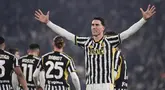 Pemain Juventus Dusan Vlahovic melakukan selebrasi usai mencetak gol ke gawang Sassuolo pada laga Serie A giornata 20 2023/2024 yang digelar di Allianz Stadium, Rabu (17/1/2024).  (Marco Alpozzi/LaPresse melalui AP)