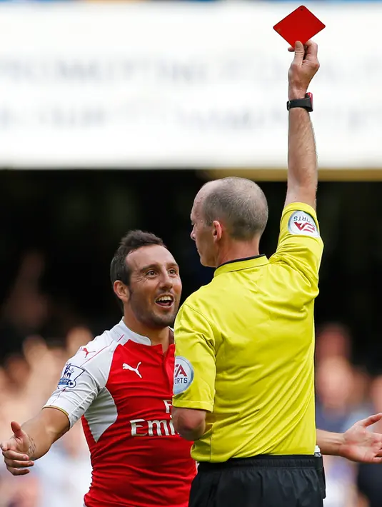 Pemain Arsenal, Santi Cazorla mendapat kartu merah saat laga Arsenal vs Chelsea di Stamford Bridge, Sabtu (19/9/2015). Chelsea keluar sebagai pemenang dengan skor 2-0. (Reuters/ John Sibley)