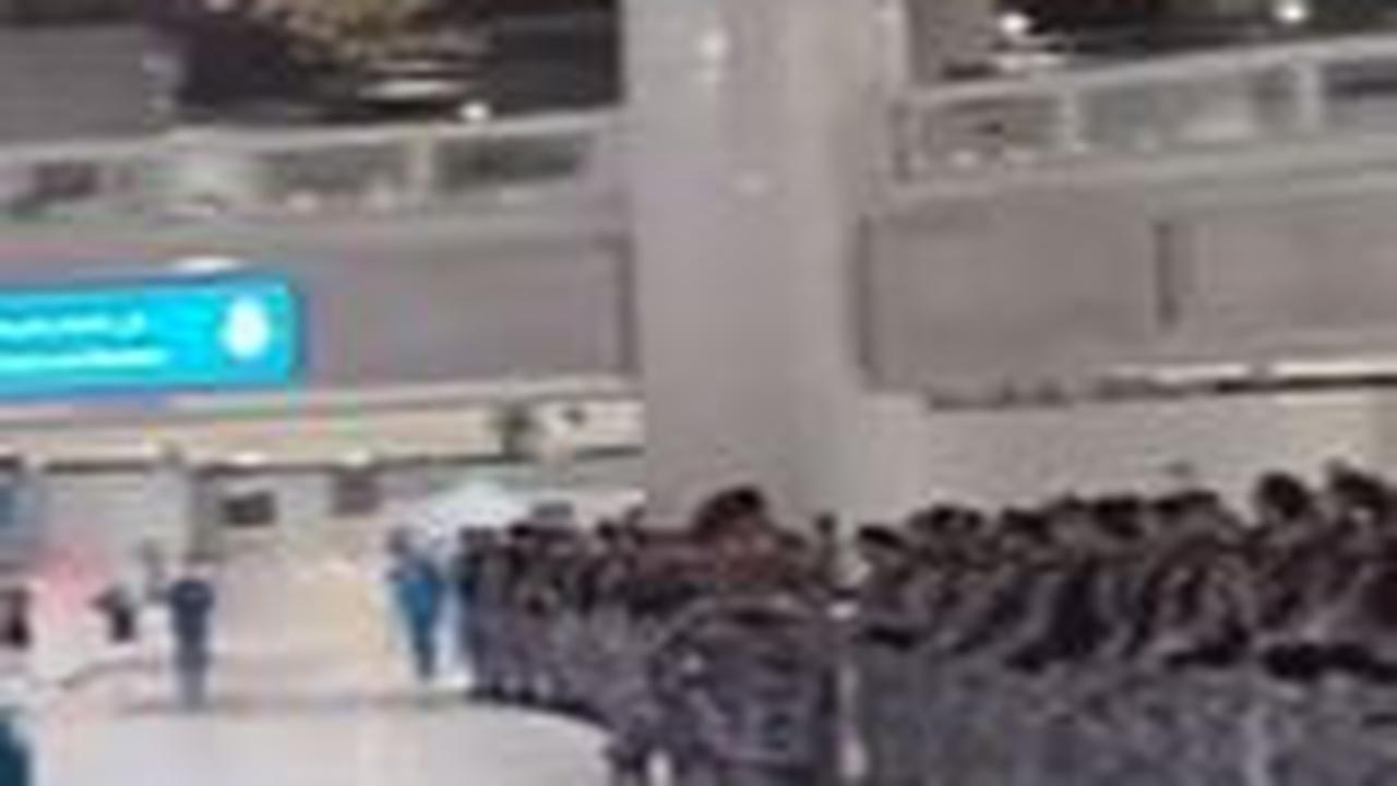 "Tepat di depan Ka'bah di dalam Masjidil Haram, kini sedang dijaga ketat," ungkap sang pemilik video.