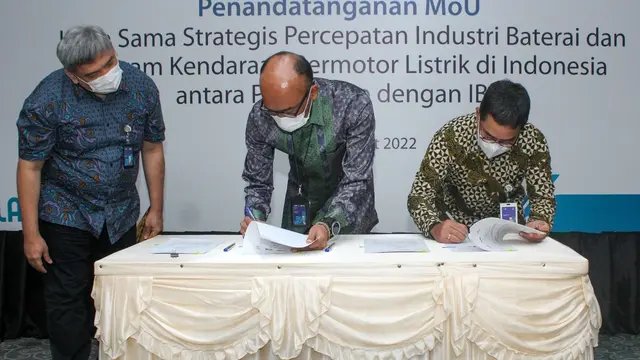 Penandatangan MoU Kerja Sama Strategis Percepatan Industri Baterai dan Program Kendaraan Bermotor Listrik di Indonesia antara PLN Group dengan IBC. (Dok PLN)