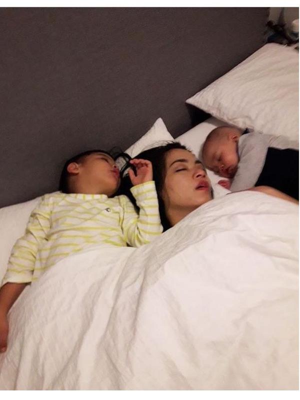 Potret Seleb Saat Tidur Mangap, Tetap Cantik dan Mempesona (sumber:Instagram/@titi_kamall)