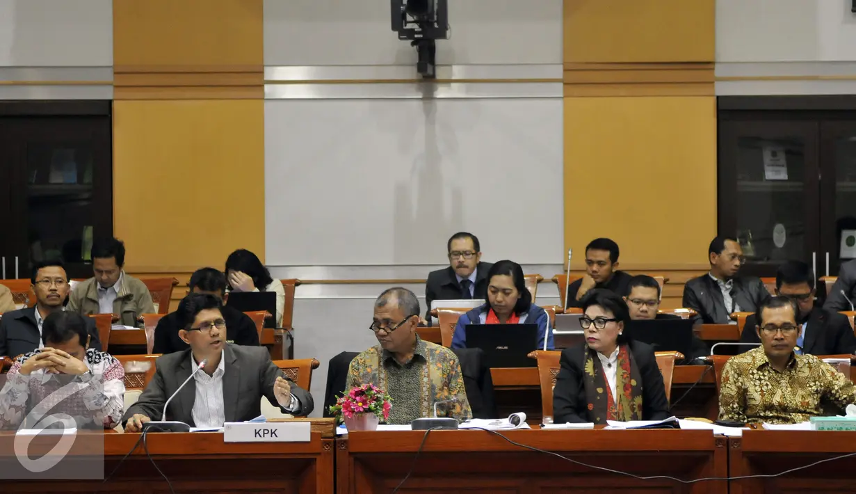 Pimpinan KPK Agus Rahardjo didampingi Empat Wakil Pimpnan KPK Laode M. Syarief, Saut Situmorang, Basaria Panjaitan dan Alexander Marwata hadir dalam lanjutan RDP dengan Komisi III DPR di Jakarta, Rabu (15/6). (Liputan6.com/Johan Tallo)