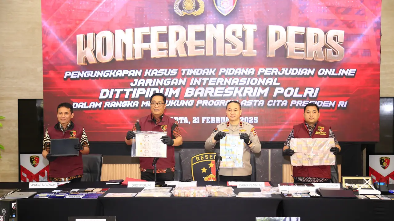 Direktur Tindak Pidana Umum (Dirtipidum) Bareskrim Polri Brigjen Djuhandhani Rahardjo Puro saat merilis kasus tindak pidana perdagangan orang (TPPO) dan judi online, Jumat (21/2/2025). (Liputan6.com/Nanda Perdana Putra)