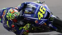 Pebalap Yamaha Movistar, Valentino Rossi, belum bisa dipastikan apakah akan turun di MotoGP Mugello. (EPA/Graziano Rossi)