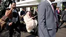 Sejumlah pengawal Raja Salman terlihat menjaga ketat mobil yang dikemudikan Jokowi saat keliling halaman Istana Merdeka, Jakarta, Kamis (2/3). (AFP Photo/ Pool/ ADI WEDA)