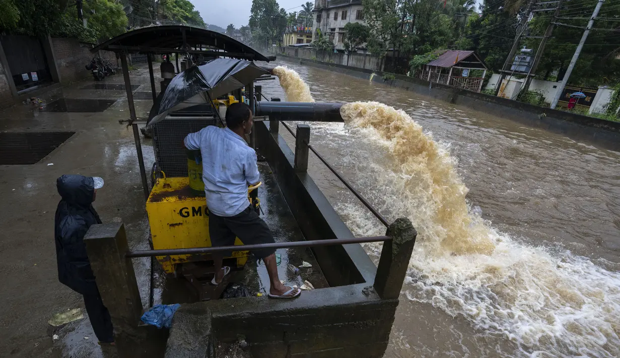Petugas mengeluarkan air dari jalan yang banjir setelah hujan deras di Gauhati, negara bagian Assam, India, Kamis (16/6/2022). Diperkirakan curah hujan yang sangat deras akan terjadi selama beberapa hari ke depan dan situasinya akan semakin memburuk dan lebih banyak orang kemungkinan akan memadati kamp-kamp bantuan. (AP Photo/Anupam Nath)