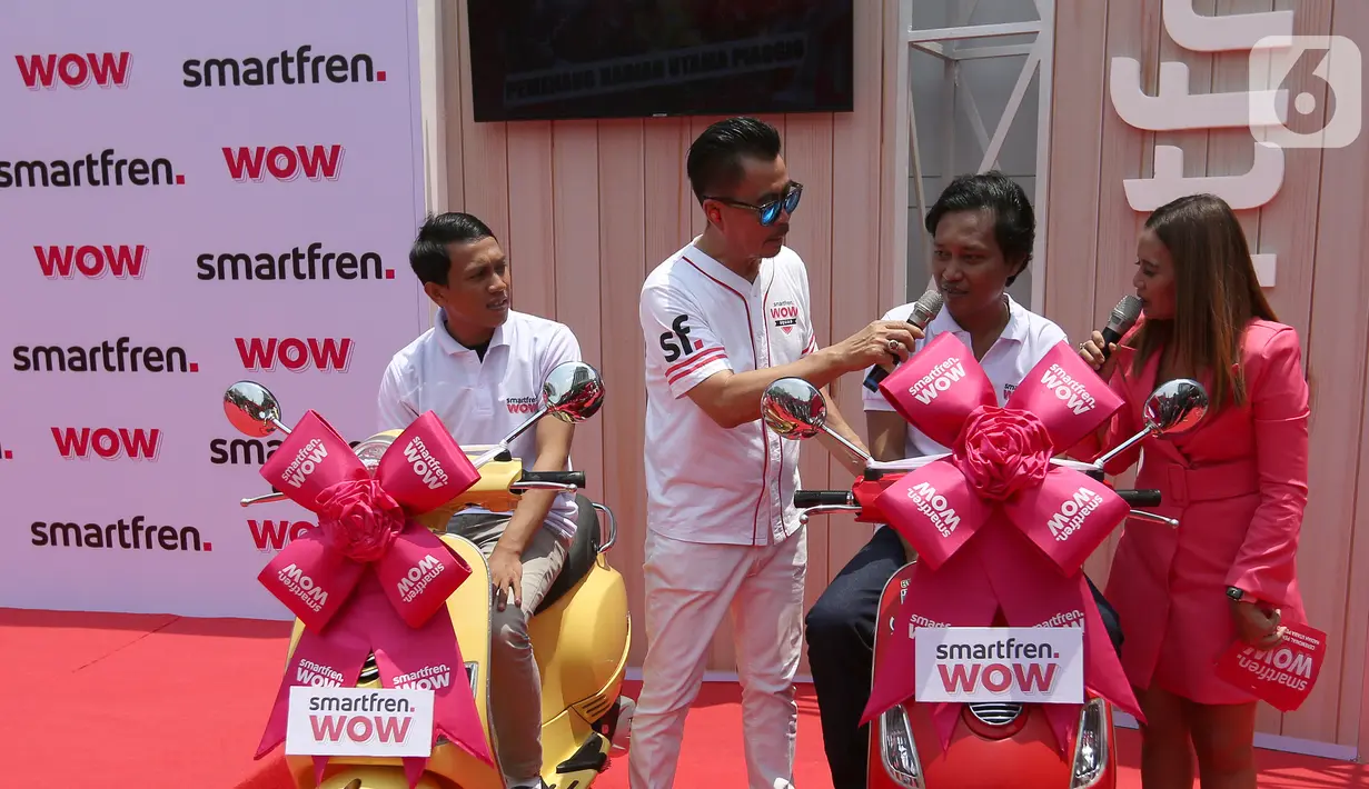 Deputy CEO SmartFren Djoko Tata Ibrahim melakukan wawancara kepada para pemenang program undian SmarFren WOW di Jakarta, Senin (14/10/2019). Program Undian SmartFren WOW merupakan program apresiasi untuk mewujudkan mimpi pelanggan.(Liputan6.com/HO/Agus)