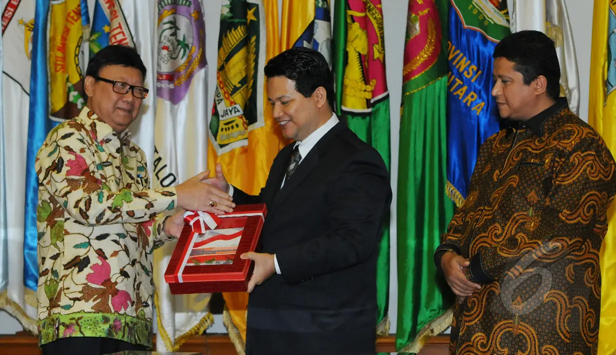 Menteri Dalam Negri, Tjahjo Kumolo bersama Ketua KPU Husni Kamil Manik  saat penyerahan Data Agregat Kependudukan per-Kecamatan (DAK2) dari kemendagri ke KPU di Kantor Kemendagri, Jakarta, Jumat (17/4/2015). (Liputan6.com/Herman Zakharia)
