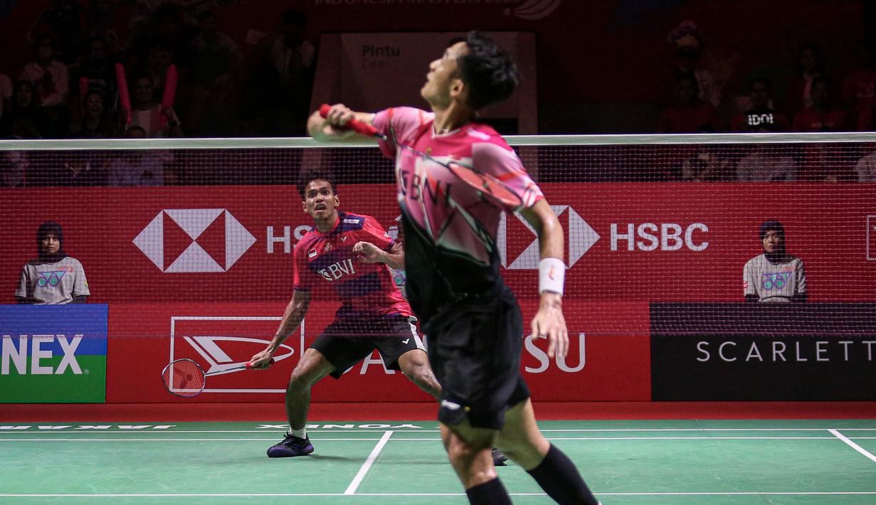 Pebulutangkis tunggal putra Indonesia, Jonatan Chirstie (kanan) melakukan backhand smash ke arah pebulutangkis tunggal putra Indonesia, Chico Aura Dwi Wardoyo pada laga final Indonesia Masters 2023 yang berlangsung di Istora Senayan, Jakarta, Minggu (29/01/2023). Jonatan Christie menang atas Chico dengan skor 21-15 dan 21-13. (Bola.com/Bagaskara Lazuardi)