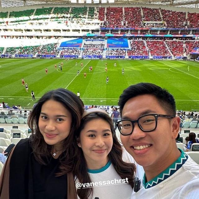 7 Potret Azizah Salsha dan Adiba Khanza Dukung Suami Lawan Jepang di Qatar