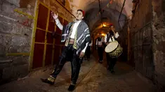 Sejumlah pemuda Palestina memainkan musik tradisional saat membangunkan sahur di permukiman Hebron, Tepi Barat, 23 Juni 2015. Tradisi tersebut dilakukan secara turun-temurun untuk mempererat silaturahmi. (REUTERS/Mussa Qawasma)