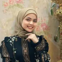 Potret cantik Putri Isnari berhijab dan bercadar. (credit: instagram.com/putriisnari3)