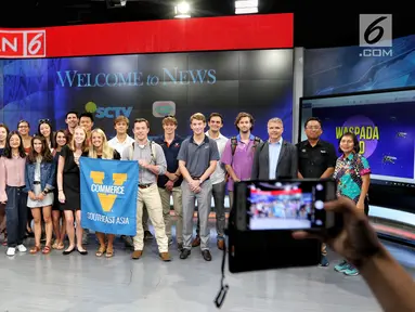 Mahasiswa Virginia University foto bersama saat berkunjung ke studio SCTV Tower, Jakarta, Rabu (29/5/2019). Kunjungan mahasiswa Virginia University ke SCTV tersebut untuk melihat bagaimana cara produksi sebuah program televisi dibuat. (Liputan6.com/Johan Tallo)