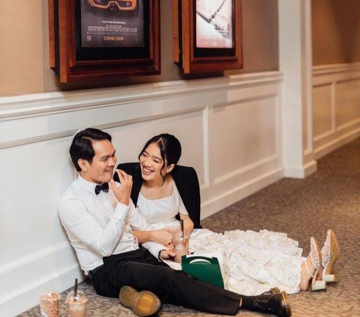 Pemberkatan pernikahan Bene Dion dan Naomi digelar di Gereja Santa Anna, Duren Sawit pada Sabtu (19/8) pagi.

Berikut perjalanan cinta Bene Dion dan Naomi Sinaga.