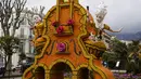 Sebuah patung yang dibuat dengan lemon dan jeruk bernama "The Marriage of Figaro" selama Festival Lemon ke-88 di Menton, Prancis selatan, Sabtu (19/2/2022). Festival ini berlangsung pada 12-27 Februari dengan tema "Opera dan Tarian". (AP Photo/Daniel Cole)