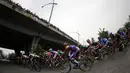 Penonton memenuhi jembatan di atas sebuah jalan saat pebalap sepeda berlomba dalam Etape 2 Tour de Singkarak 2015 dari Padang Pariaman menuju Solok, Sumatra Barat, Minggu (4/10/2015). (Bola.com/Arief Bagus)