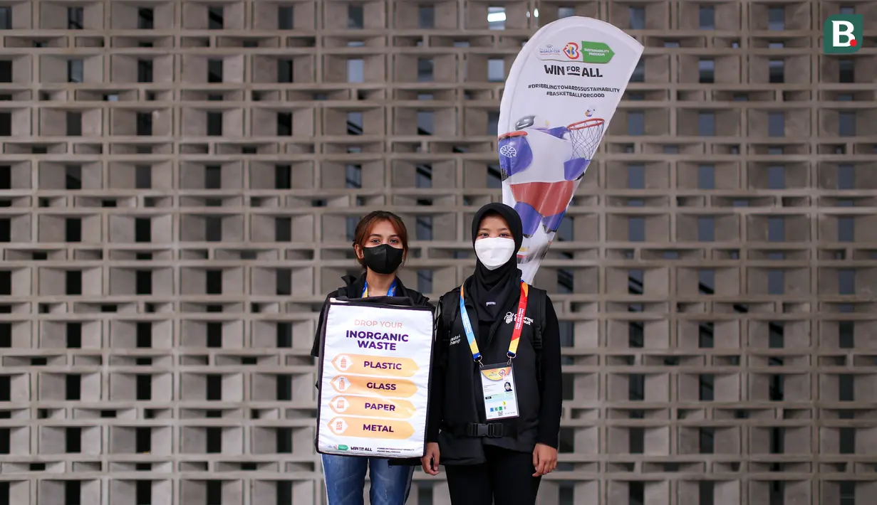 Diana Gadih (kiri) dan Nilna Rahmawati Putri bertugas sebagai peneyedia layanan tempat sampah plastik keliling di Indonesia Arena, Senayan, Jakarta. Tugas mereka berkeliling untuk mengumpulkan sampah anorganik berbentuk plastik, kaca, kertas, dan logam selema Piala Dunia FIBA 2023. Diana dan Nilna sendiri merupakan lulusan SMA. (Bola.com/Bagaskara Lazuardi)