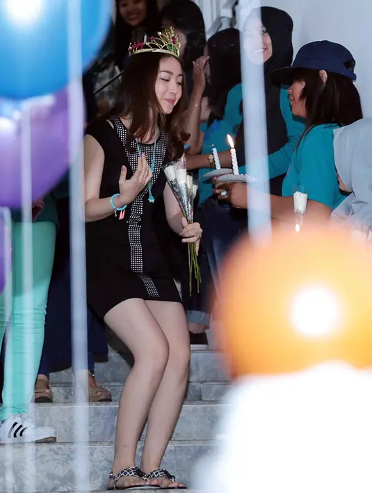 Selain itu, Natasha pun tampak meniupkan lilin-lilin yang dibawa para penggemarnya, dan ia pun menerima setangkai mawar putih dari para fansnya itu. (Deki Prayoga/Bintang.com)