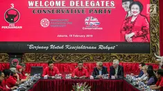 Sekjen DPP PDIP Hasto Kristiyanto (tengah) memberi sambutan saat menerima kunjungan delegasi Partai Konservatif Inggris di Kantor DPP PDIP, Menteng, Jakarta, Selasa (19/2). Pertemuan membahas isu-isu aktual. (Liputan6.com/Faizal Fanani)