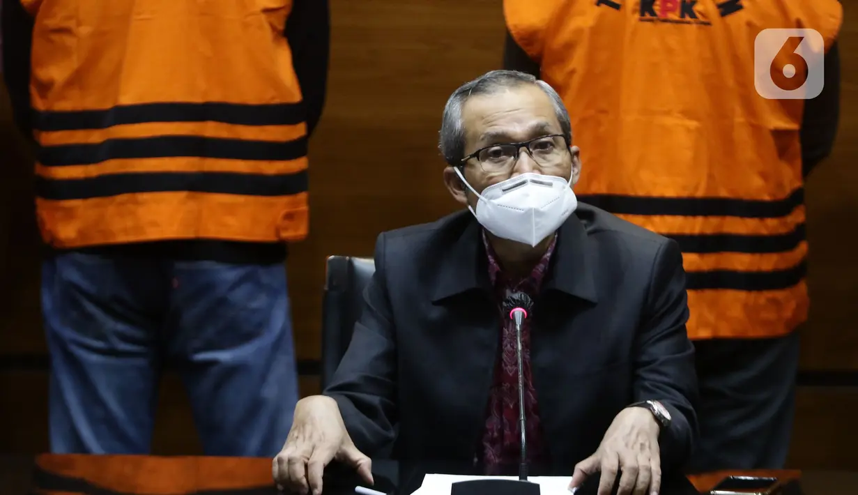 Wakil Ketua KPK, Alexander Marwata menyampaikan rilis penetapan dan penahanan tersangka Dodi Reza Alex Nurdin di Gedung KPK Jakarta, Sabtu (13/10/2021). (Liputan6.com/Helmi Fithriansyah)