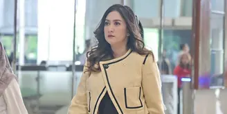 Gaya memesona Nafa Urbach menjadi anggota DPR terlihat begitu nyata. Tampilan statement-nya terlihat melalui blazer yang digunakannya. [Foto: Instagram/ Nafa Urbach]